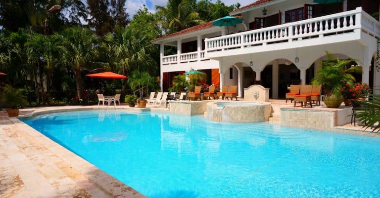 Piscine enterrée ou piscine hors-sol : lequel choisir ?