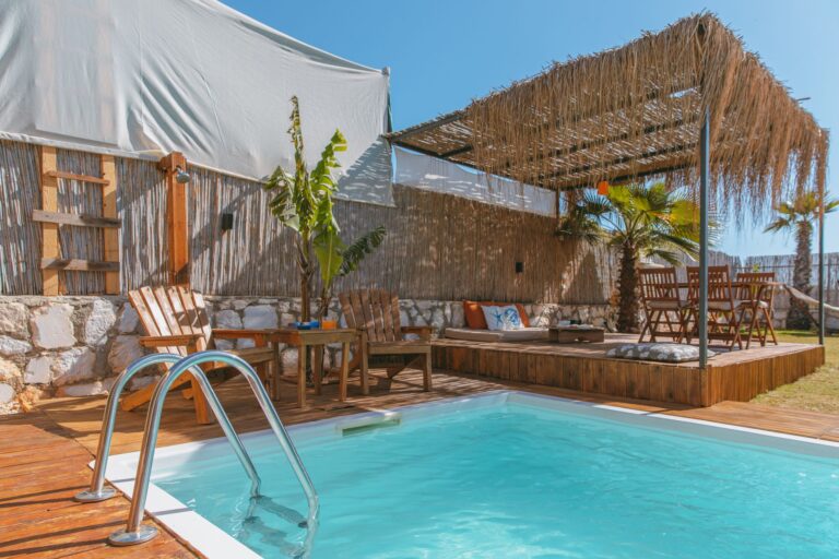 Comment aménager un espace détente près de la piscine ?