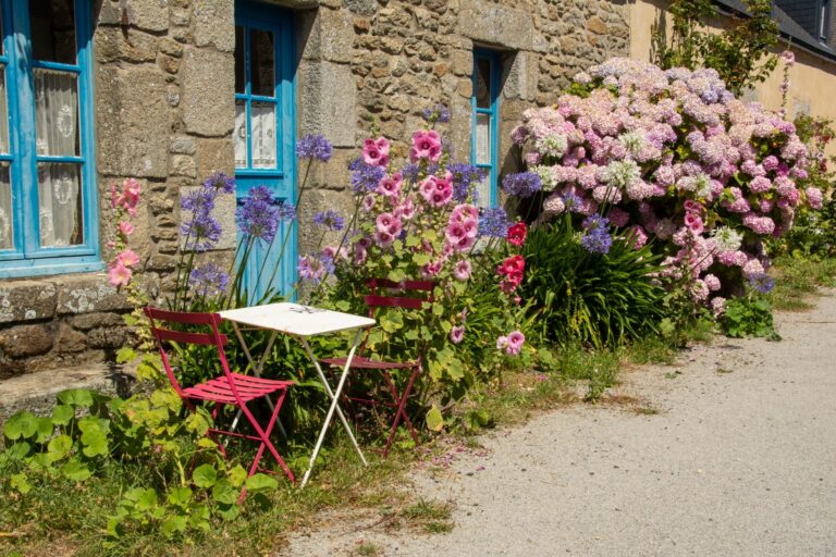 Quelles sont les nuances de peinture idéales pour agrandir visuellement un jardin ?