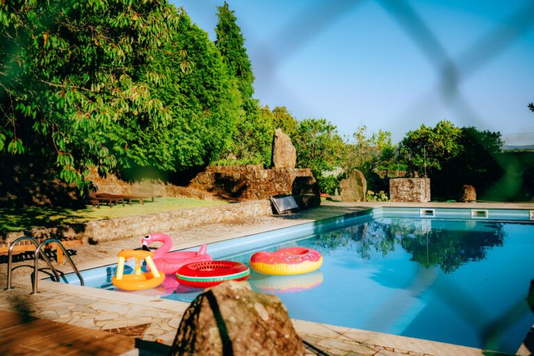 Quelles sont les tendances actuelles en matière de décoration de piscines ?