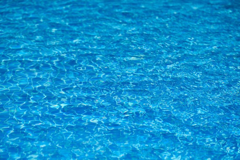 Laisser son robot de piscine dans l’eau tout l’été use plus vite qu’on ne croit